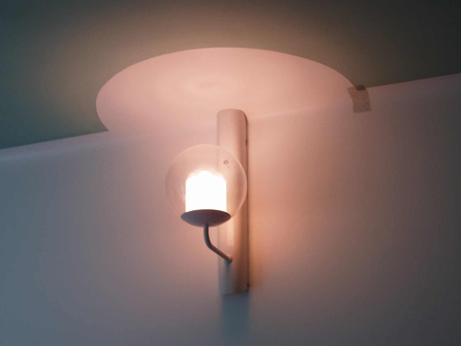 Lampa przy łóżku w Sanatorium Paimio Alvara Aalto — zaprojektowana pod kątem 45 stopni, aby nie razić oczu pacjenta leżącego na wznak