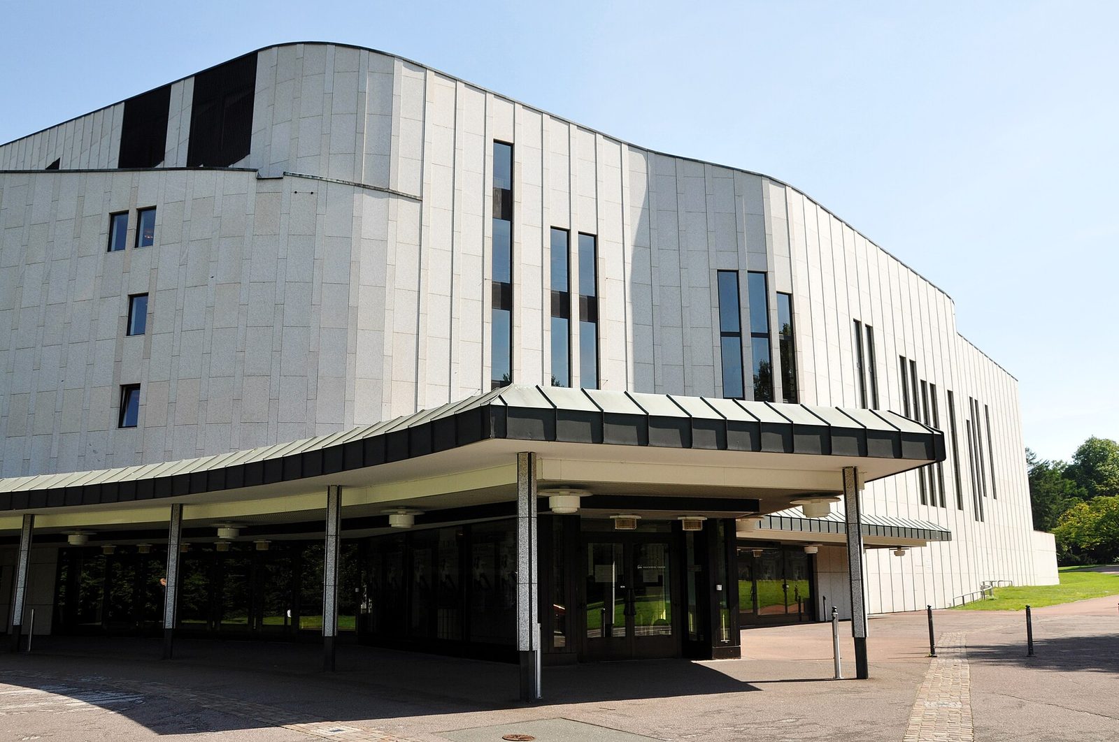 Fasada Teatru Aalto w Essen — biała okładzina kamienna i organiczne krzywe bryły zaprojektowanej przez Alvara Aalto