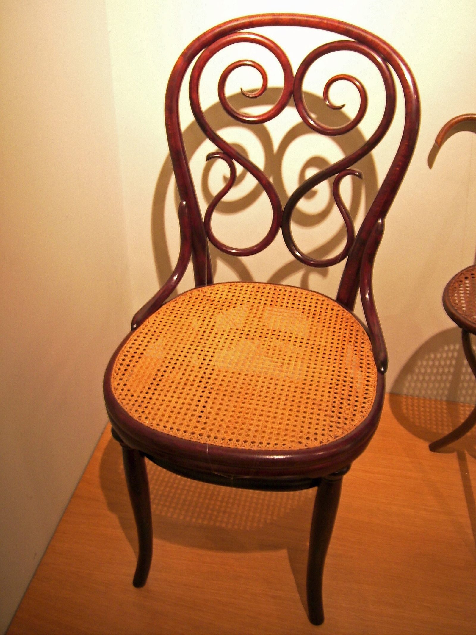 Klasyczne krzesło Thonet z giętej buczyny z siedziskim z plecionej trzciny — historyczny model z XIX wieku, ekspozycja muzealana